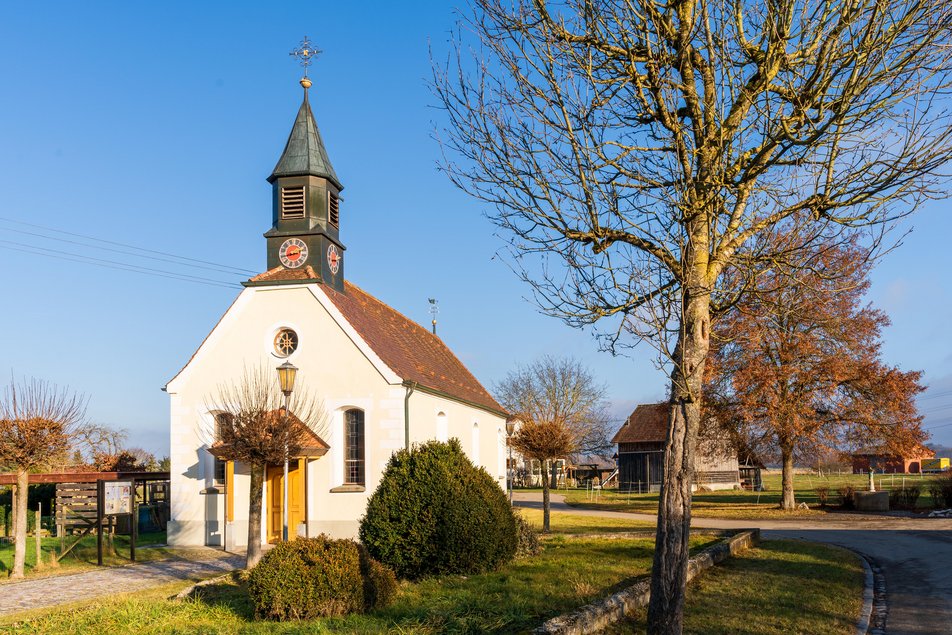 Oswaldkapelle im Sonnenlicht